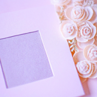 Сгенерируй картинку с белой буквой Z на фиолетовом фоне в квадратном разрешении.